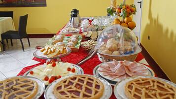 Dagelijks ontbijtbuffet (EUR 5 per persoon)