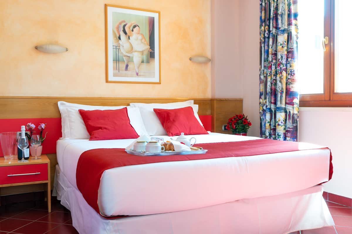 Premium bedding, in-room safe, individually decorated, desk