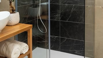 Dusche, Regendusche, kostenlose Toilettenartikel, Haartrockner