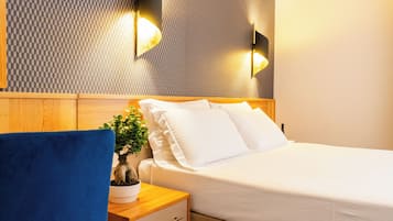 Ropa de cama de alta calidad y caja de seguridad en la habitación