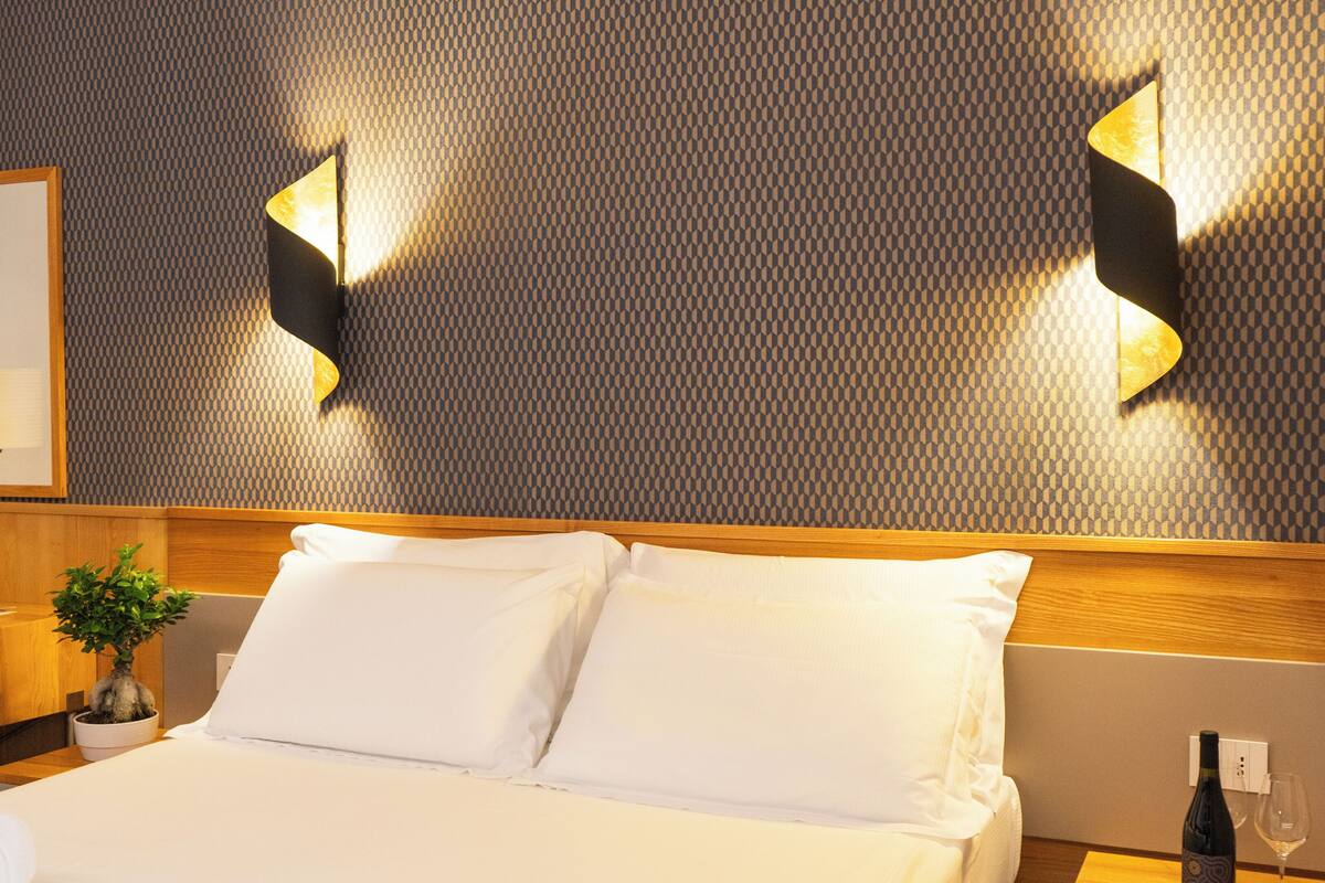 double room | premium bedding, in-room safe, individually decorated, desk