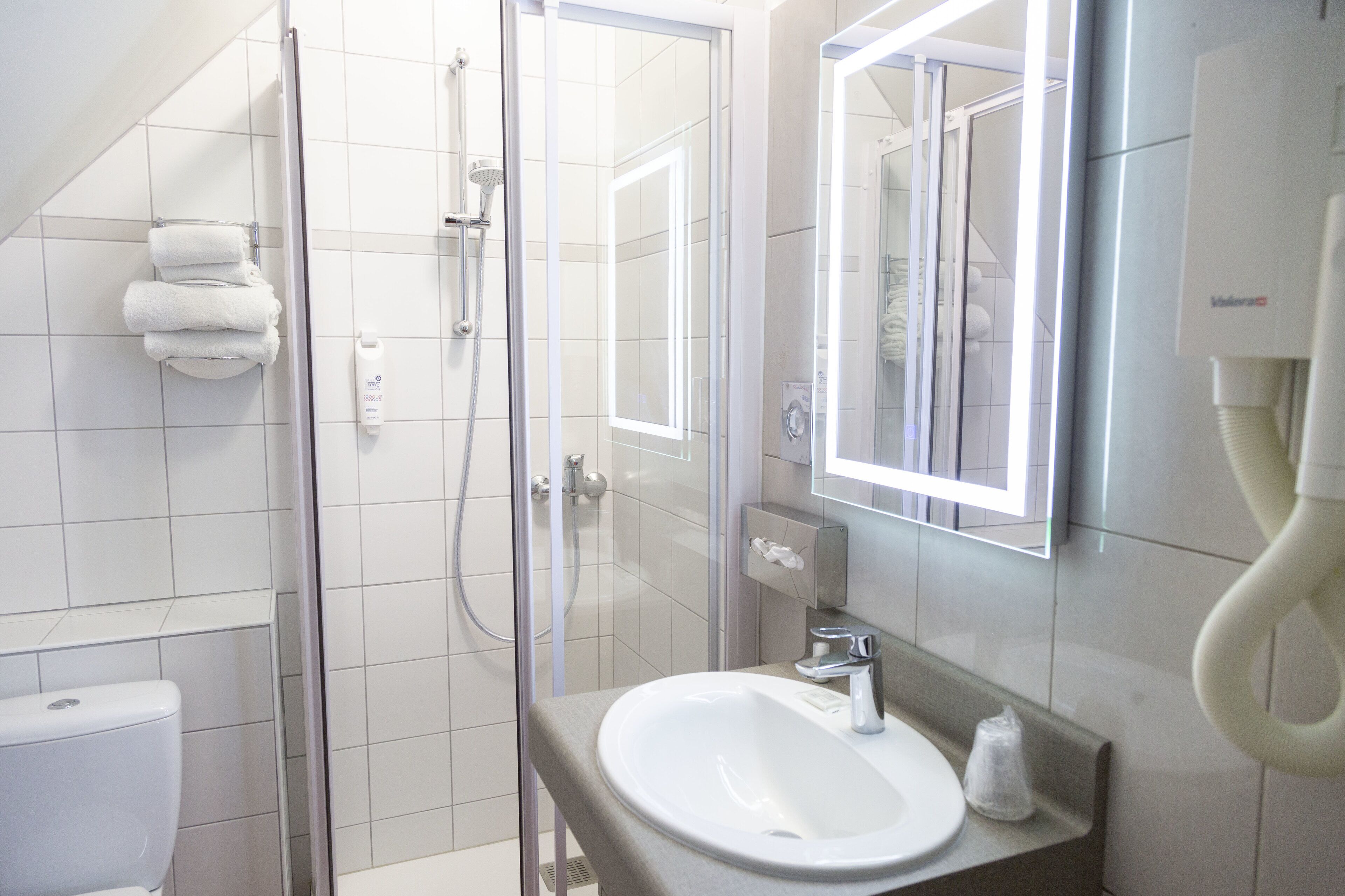 standard double room | bathroom | shower, free toiletries, hair dryer, towels