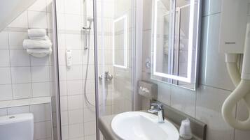 Standaard tweepersoonskamer | Badkamer | Een douche, gratis toiletartikelen, een haardroger, handdoeken