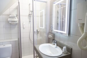 Ducha, artículos de tocador gratuitos, secador de pelo, toallas