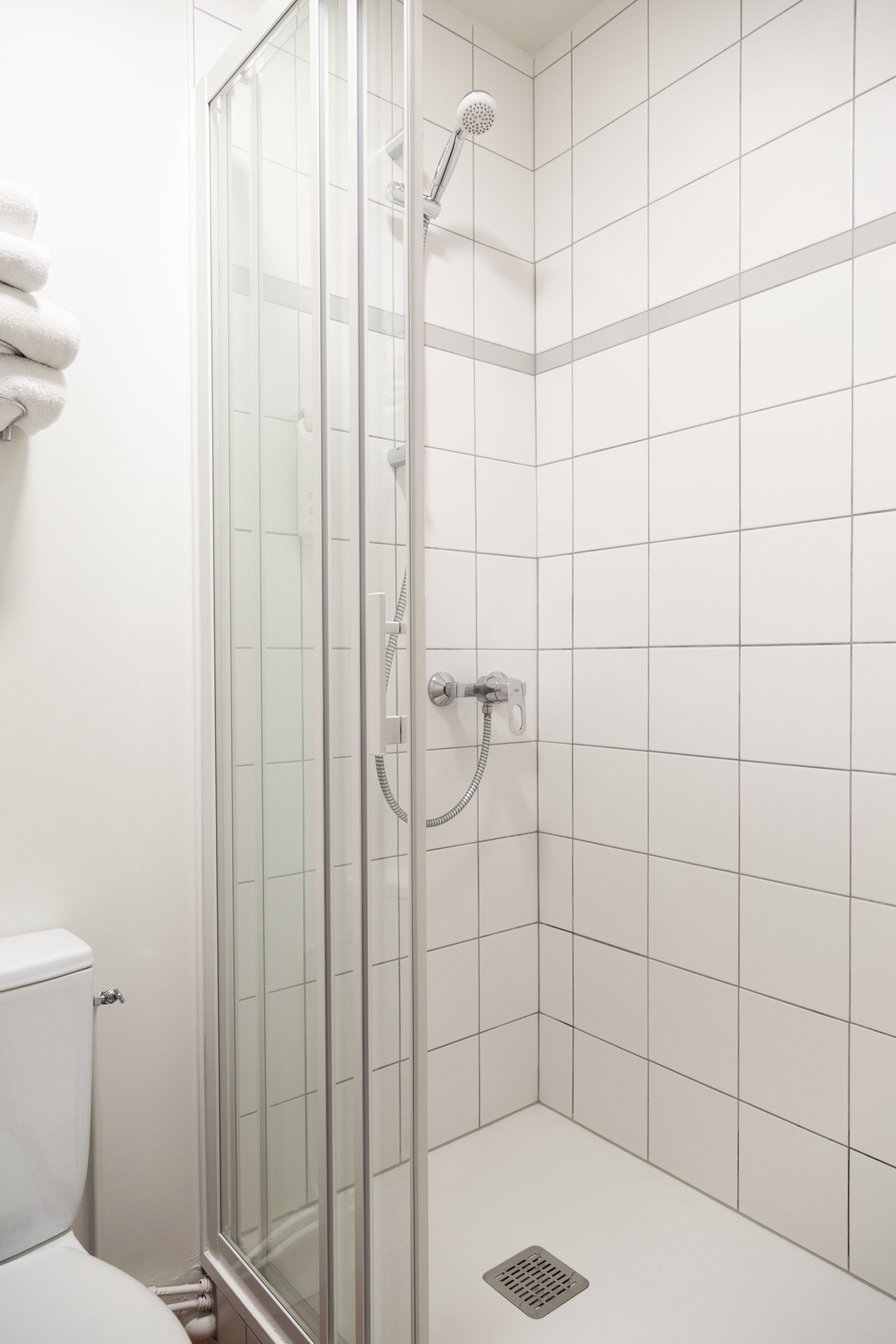 standard double room | bathroom shower