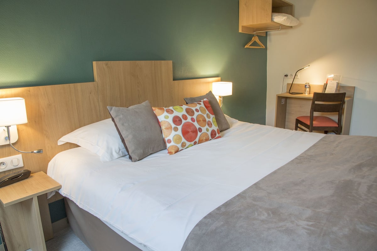 In-room safe, desk, blackout drapes, soundproofing