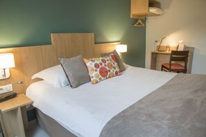 In-room safe, desk, blackout drapes, soundproofing - Logis Hôtel Chaptal Amboise (Amboise)