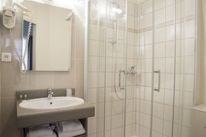 Regadera, amenidades de baño gratuitas, secadora de cabello, toallas 