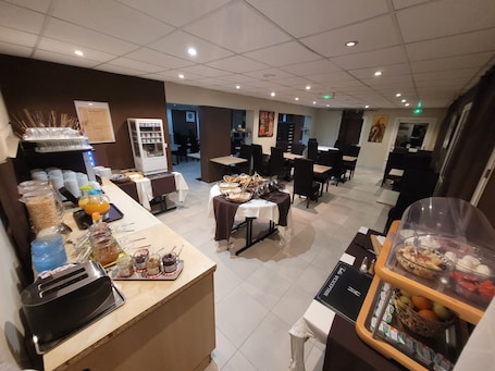 Daily buffet breakfast for a fee. Hôtel Le Cosy Blois Nord