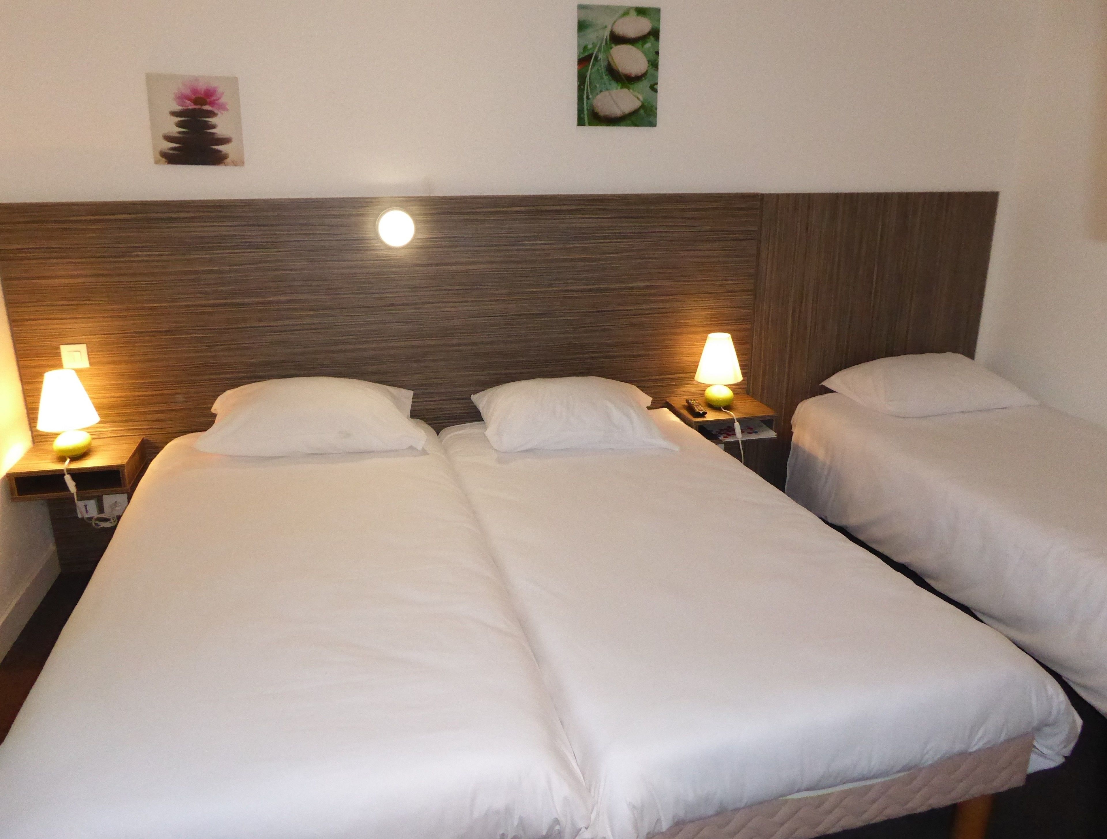 Habitación triple estándar | Escritorio, cortinas blackout y tabla de planchar con plancha 