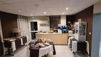 Petit déjeuner buffet (9 EUR par personne)