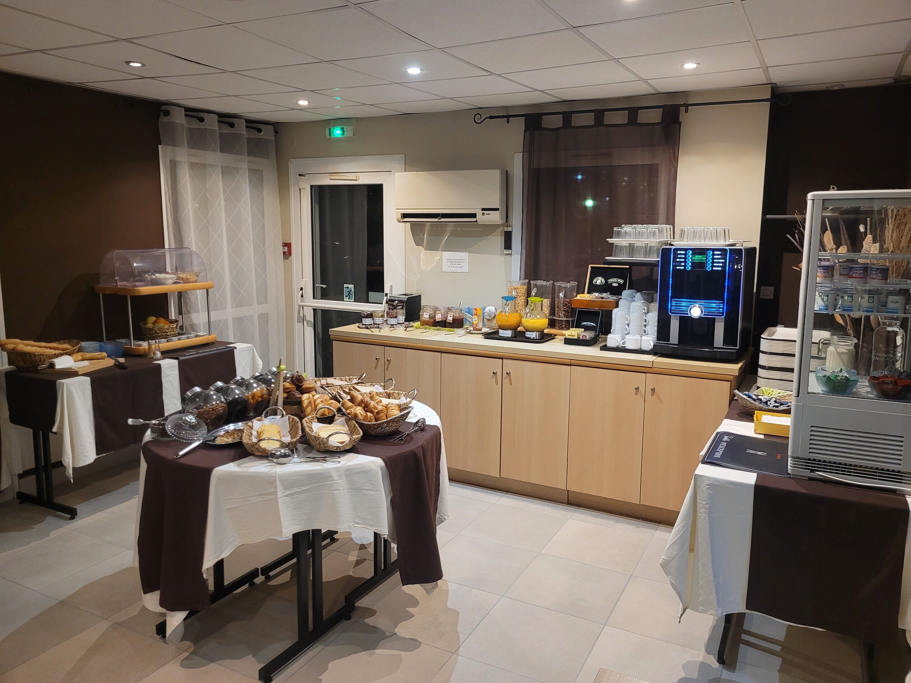 Tägliches Frühstücksbuffet gegen Gebühr