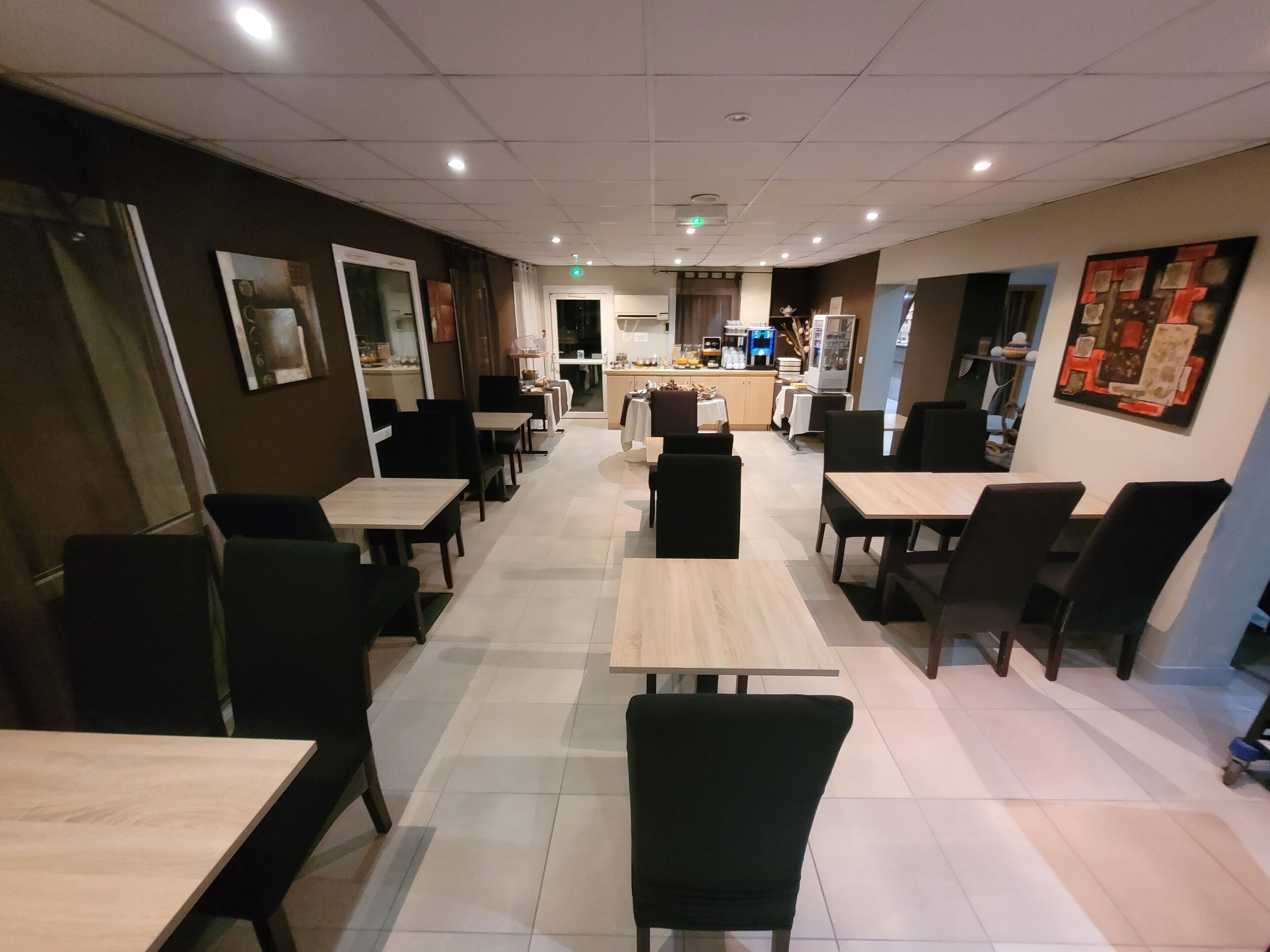 每日供应自助式早餐（每人 EUR 9）