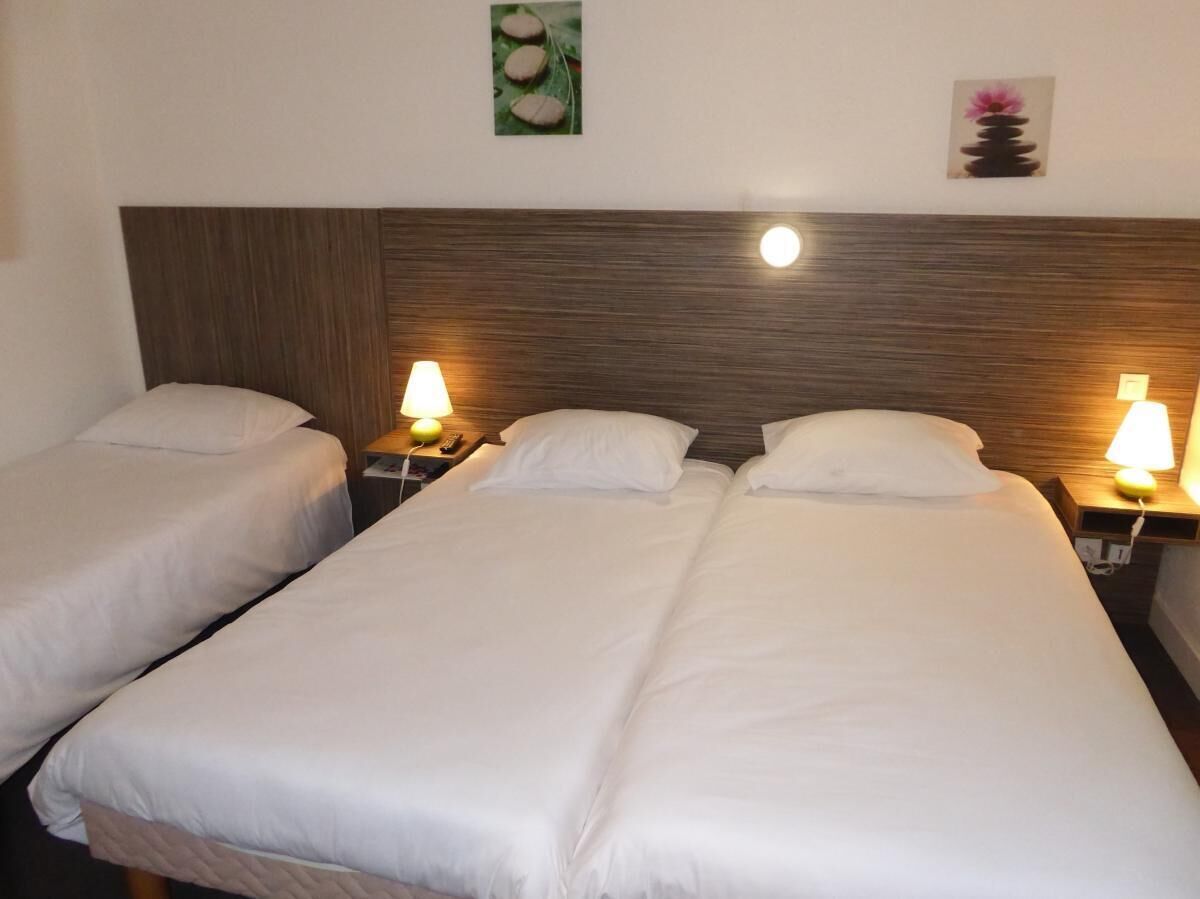 Standaard driepersoonskamer | Een bureau, verduisterende gordijnen, een strijkplank/strijkijzer