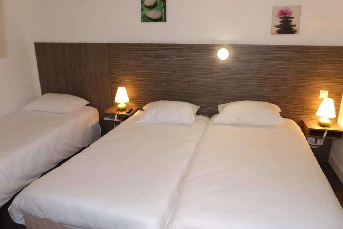 Chambre Triple Standard 3 petits Lits sans Ascenseur - 2Úme étage | Bureau, rideaux occultants, fer et planche à repasser, Wi-Fi gratuit