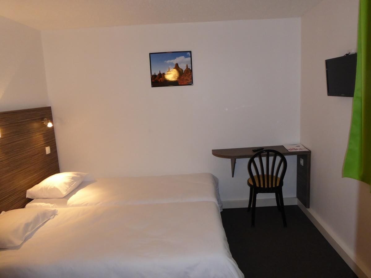 Twin kamer, toegankelijk voor rolstoelgebruikers | Een bureau, verduisterende gordijnen, een strijkplank/strijkijzer