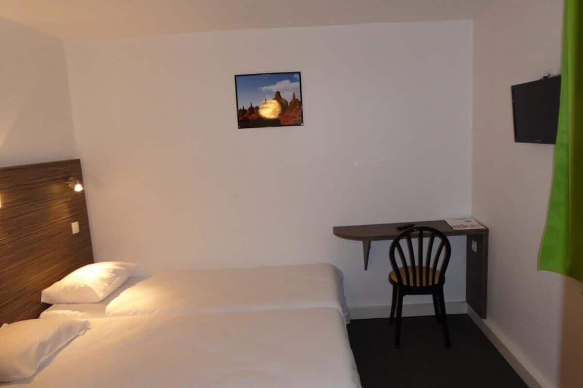 Chambre avec lits jumeaux, accessible aux personnes à mobilité réduite | Bureau, rideaux occultants, fer et planche à repasser, Wi-Fi gratuit