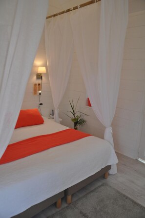 In-room safe, free WiFi - LOGIS Auberge du Centre (Chitenay)