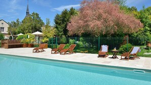 A swimming pool with lounge chairs and a gazebo. - LOGIS Auberge du Centre (Chitenay)
