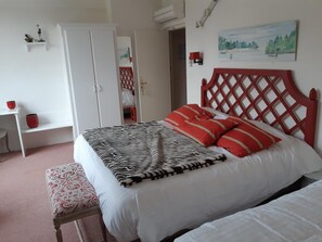 In-room safe, free WiFi - LOGIS Auberge du Centre (Chitenay)