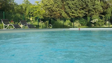 Piscina all'aperto, con ingresso dalle 07:00 alle 20:00, lettini