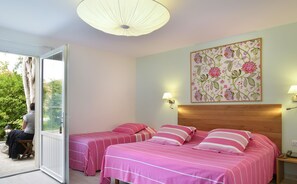 Quadruple Room - LOGIS Auberge du Centre (Chitenay)