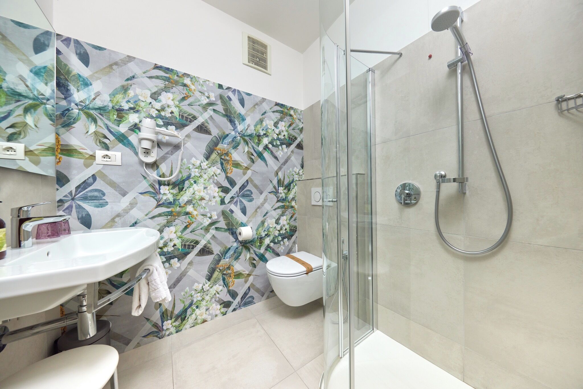 panoramic room, lake view | bathroom | shower, hair dryer, bidet, towels