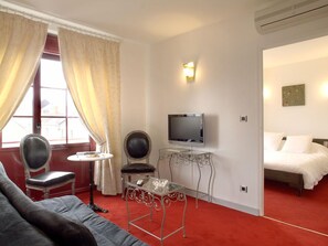 Superior Room, 1 Queen Bed | Living area | Flat-screen TV - Hôtel de la Cognette (Issoudun)