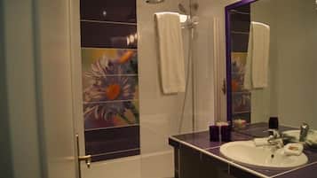 Gratis toiletartikelen, een haardroger, handdoeken
