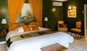 Habitación superior, 1 cama de matrimonio | Ropa de cama de alta calidad, minibar, decoración individual