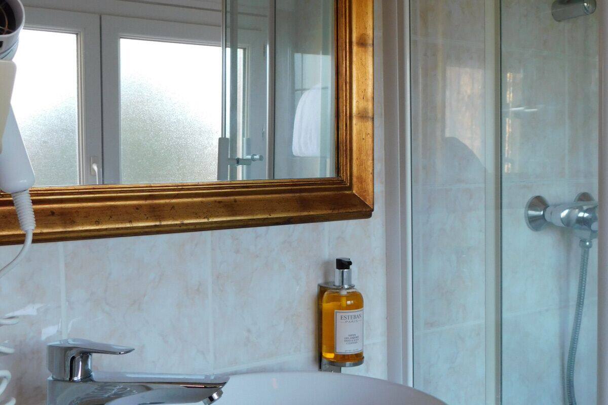 double room | bathroom | free toiletries, hair dryer, towels