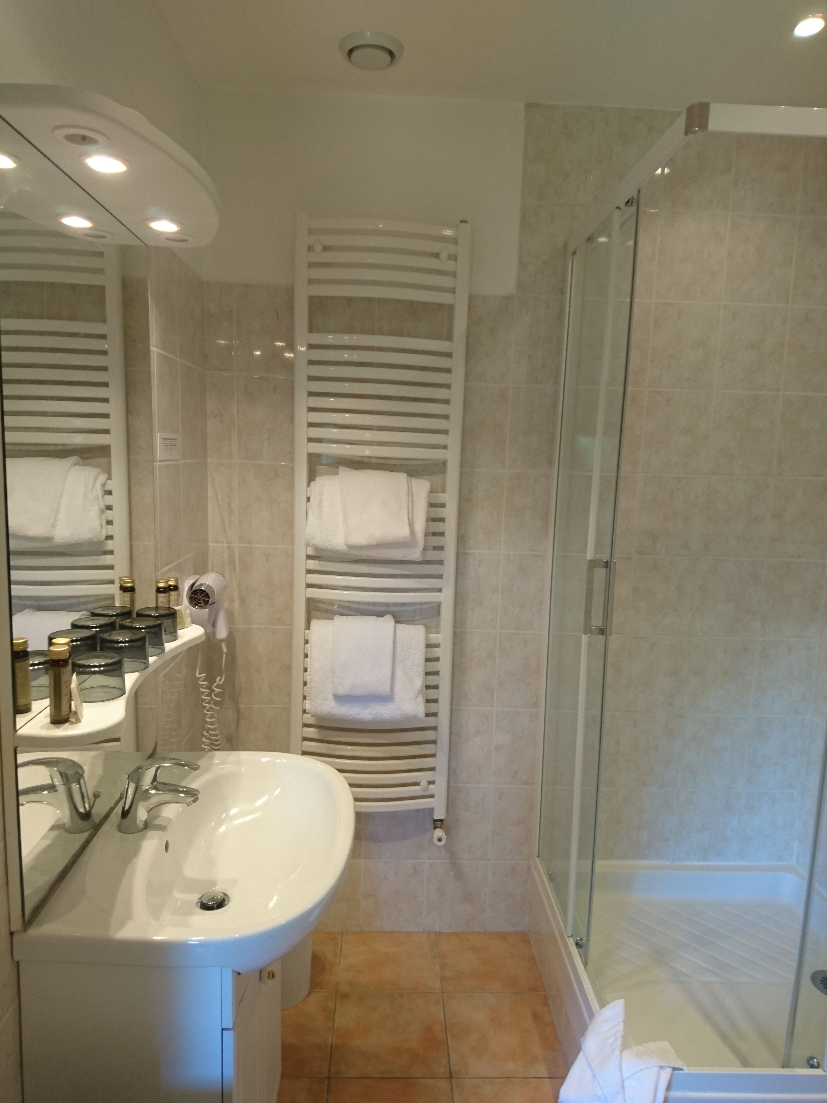 quadruple room | bathroom | free toiletries, hair dryer, towels