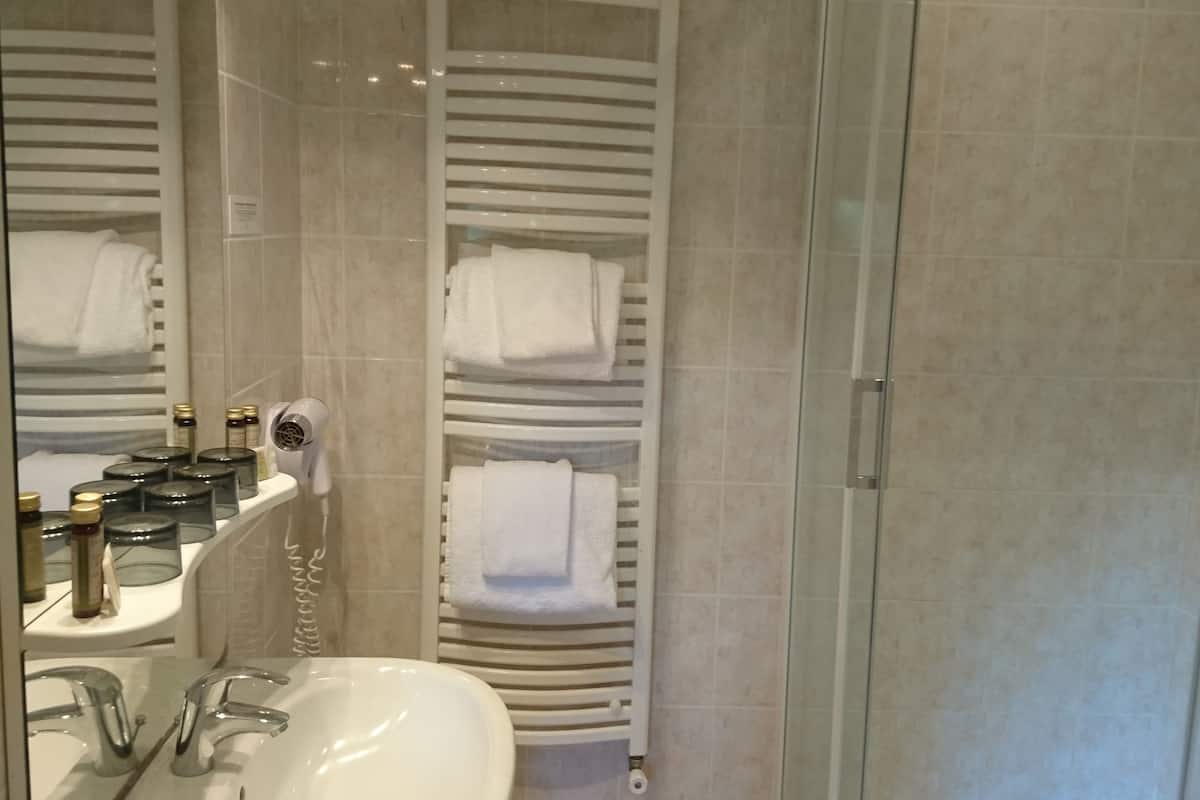 quadruple room | bathroom | free toiletries, hair dryer, towels