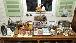 Un bufé de desayuno con diferentes alimentos y bebidas.