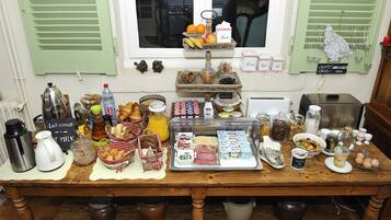 Petit déjeuner buffet (14 EUR par personne)