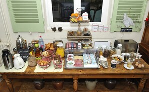 Petit déjeuner buffet (14 EUR par personne)