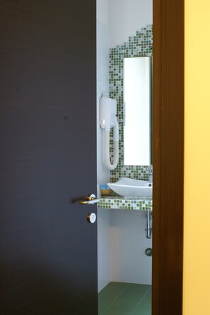 Shower, free toiletries, hair dryer, bathrobes - Hotel Versailles (Rome)