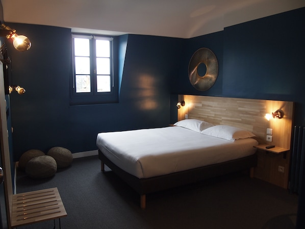 In-room safe, desk, iron/ironing board, free WiFi - Hôtel Colbert Tours (Tours)