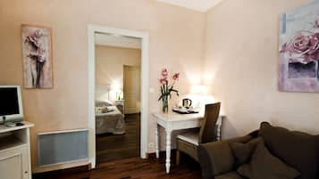 Een bureau, geluiddichte muren, gratis wifi, beddengoed