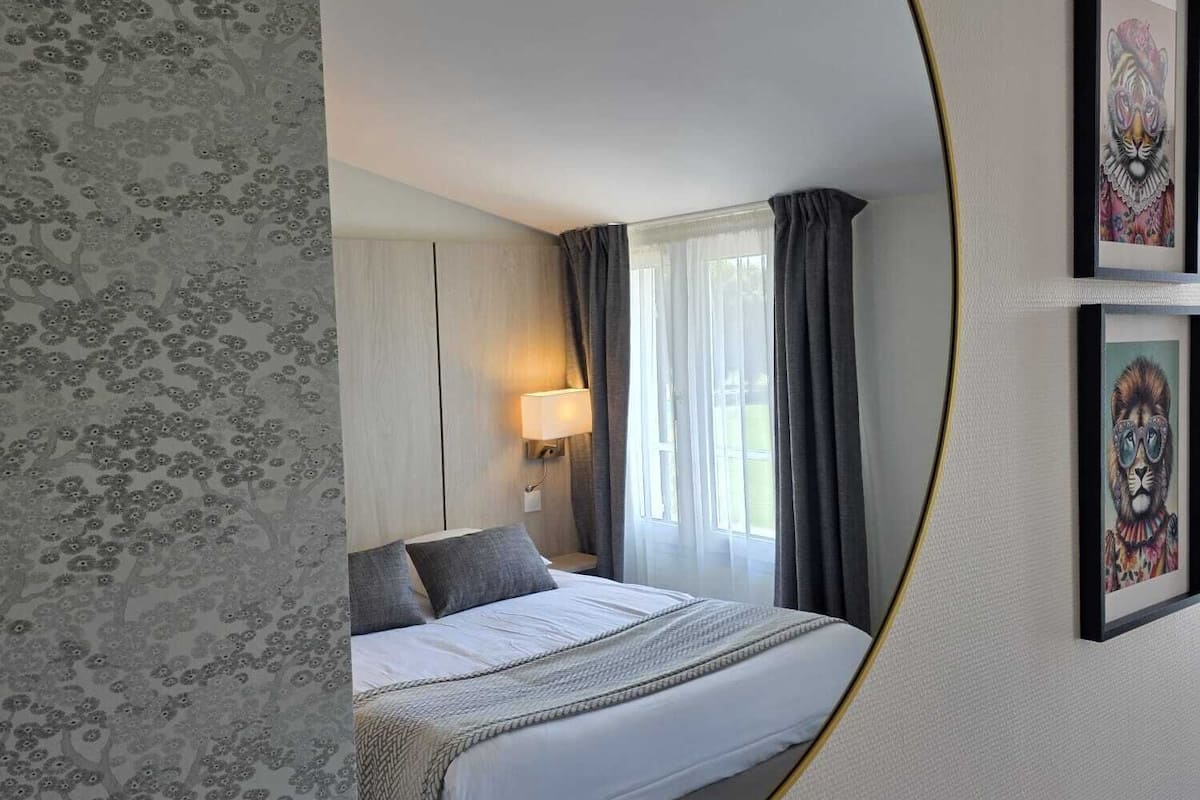 In-room safe, desk, soundproofing, free WiFi