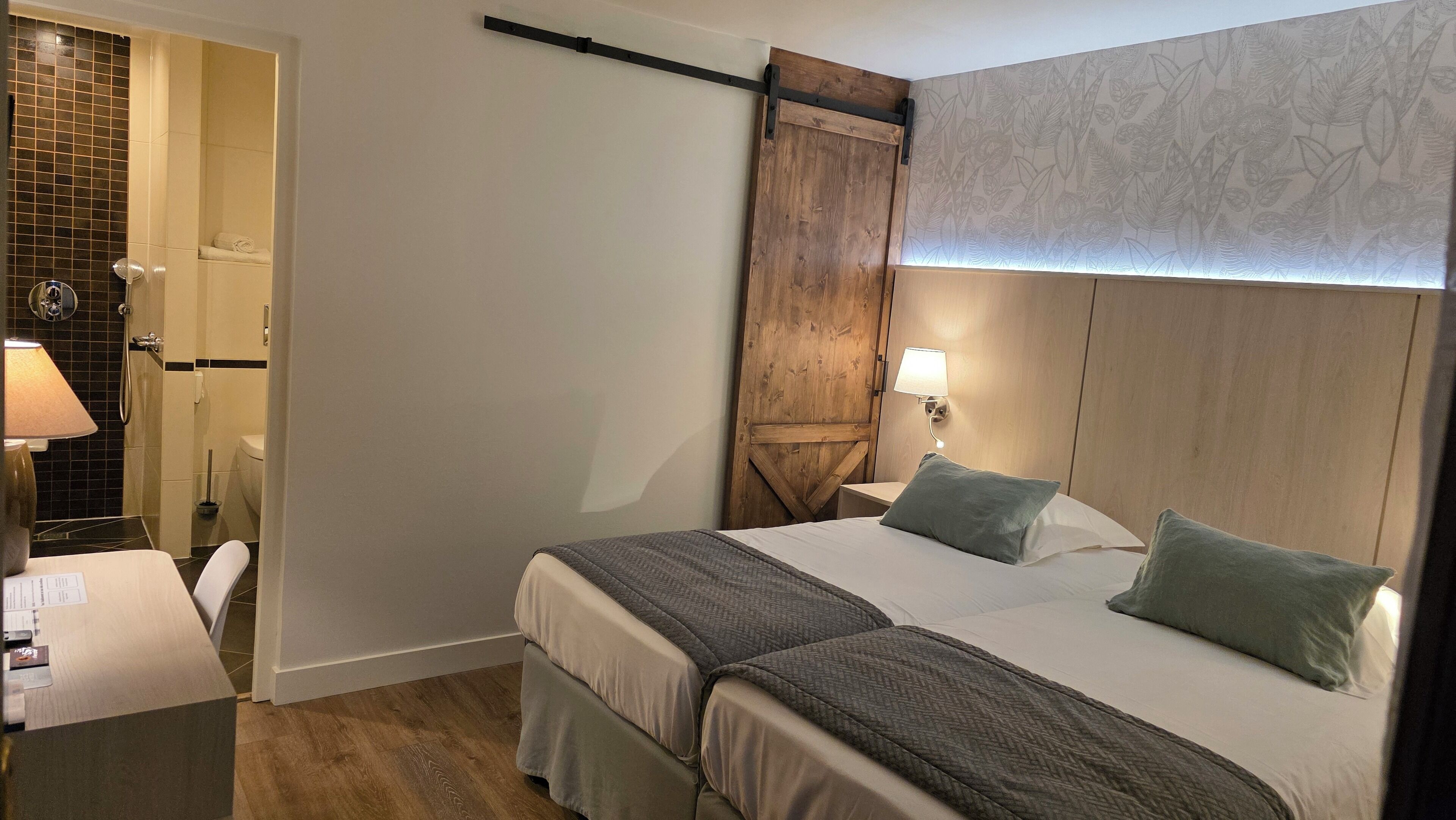 スタンダード ツインルーム | デスク、防音設備、WiFi (無料)、ベッドシーツ