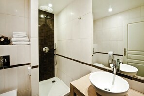 深めの浴槽、タオル