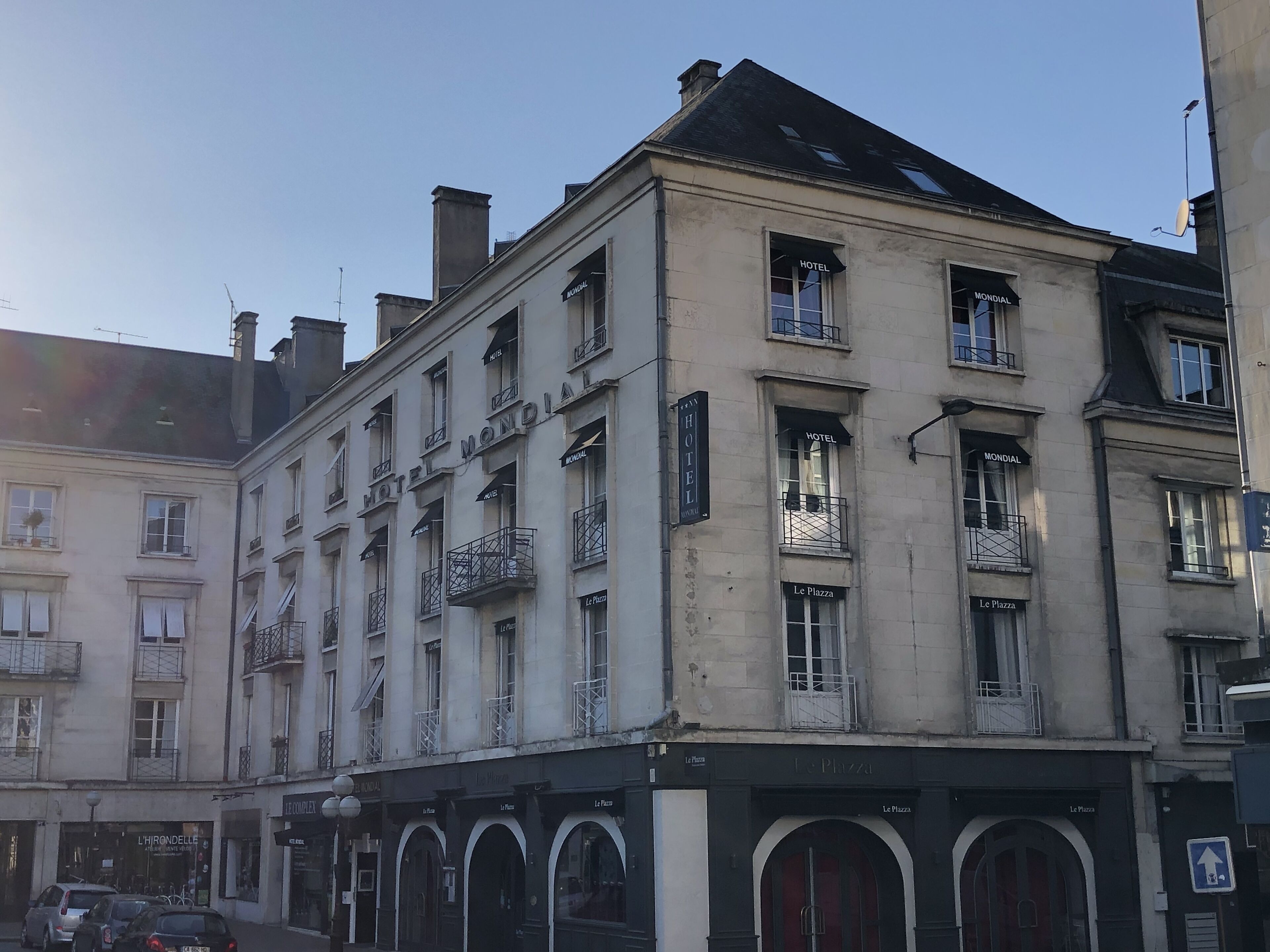 Un bâtiment historique doté de nombreux balcons et d’une enseigne indiquant qu’il s’agit d’un hôtel.