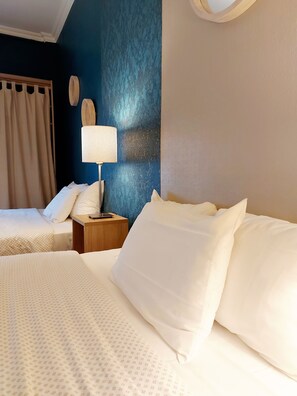 City Quadruple Room | Individually decorated, desk, soundproofing, iron/ironing board - Hotel Mondial (Tours)