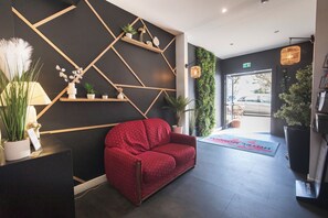 Interior entrance - Hotel Mondial (Tours)