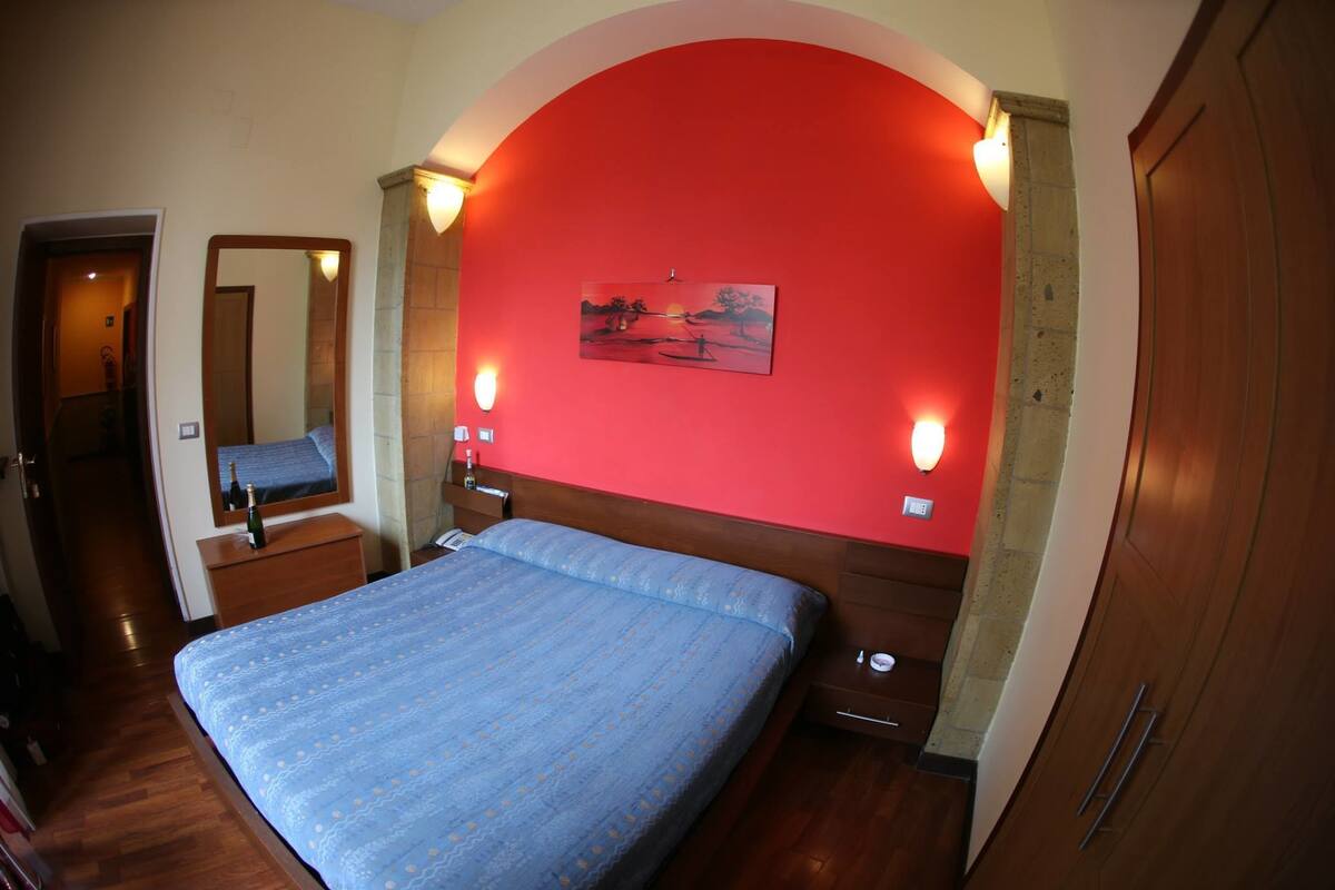 Kamar Double atau Twin Basic | Seprai premium, selimut bulu angsa, busa memori, dan brankas