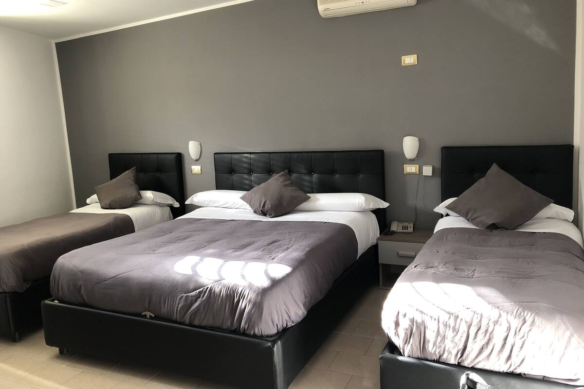 Kamar Quadruple | Seprai premium, selimut bulu angsa, busa memori, dan brankas