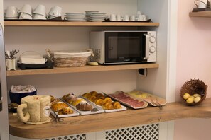 Tägliches Frühstücksbuffet (6 EUR pro Person)