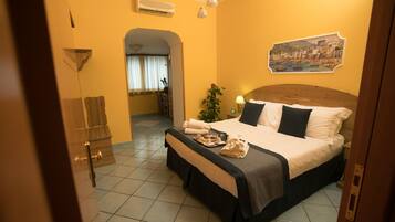 Camera quadrupla | Biancheria da letto di alta qualità, minibar, una cassaforte in camera