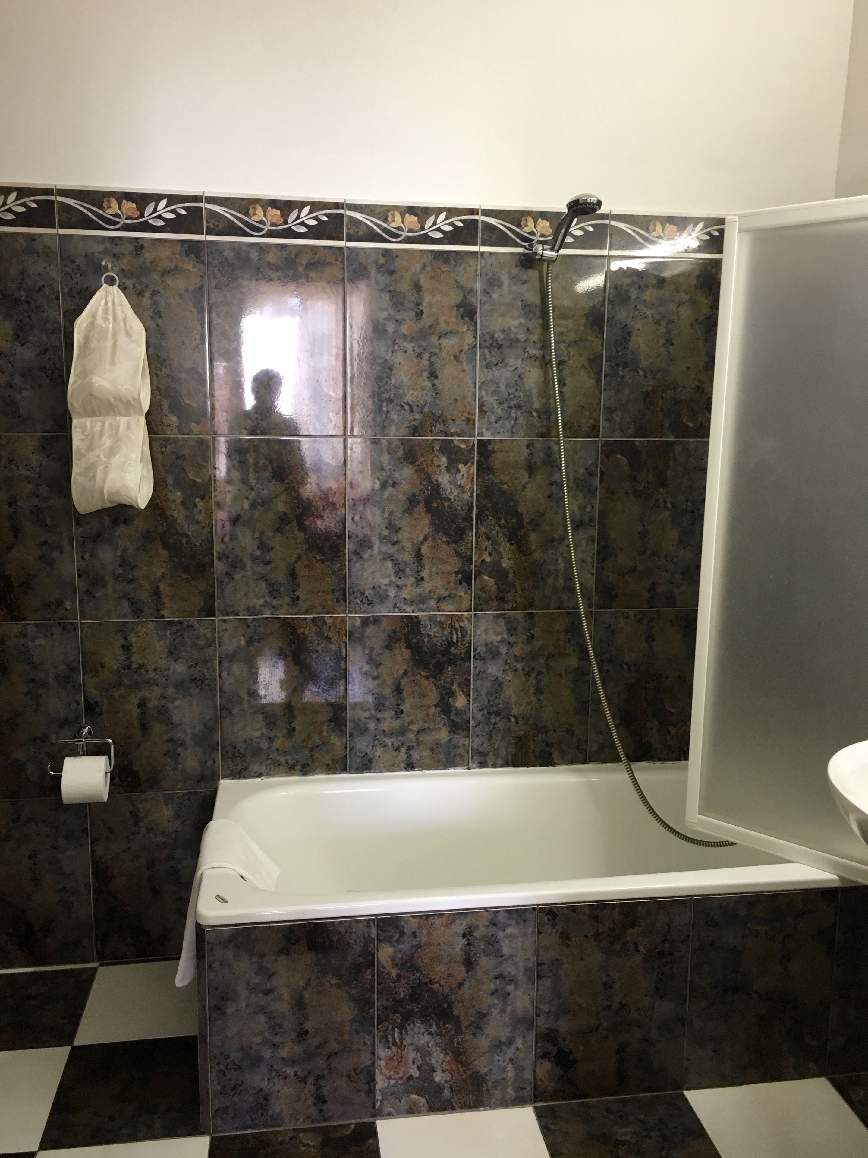 Un bagno con una vasca, una doccia e un WC.
